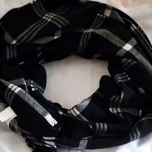 GAP MUFFLER Plaid Black and White Scarf 25X76 INCHES